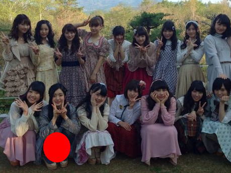 【お宝パンチラ】NMB48メンバーが集合写真でパンチラ確定
