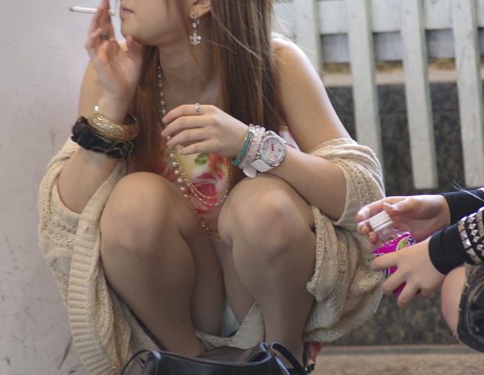 【ほんまでっか？！】タバコ女子のしゃがみパ○チラ率の高さｗｗｗｗｗｗｗｗｗｗｗ
