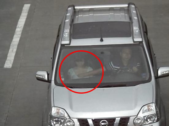 【偶然エロ画像】高速道路の監視カメラ、女のおっぱいを揉むドライバーを捉える