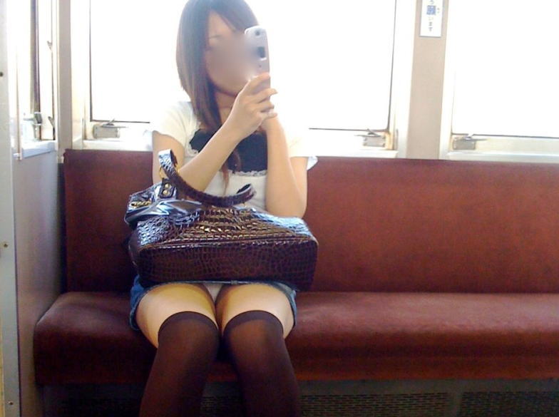 【電車内】携帯見てる女のパンツを見てる男の目線