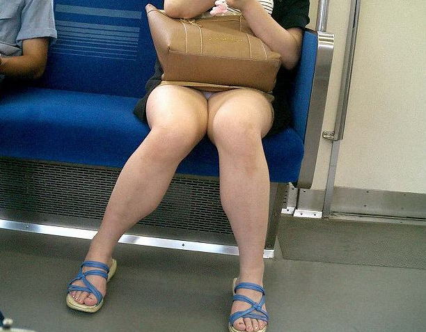 【電車通勤】朝一で拝める女のパンツがこれ