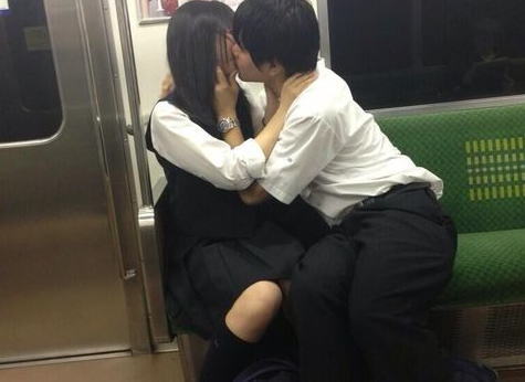 【画像】電車でキスするカップル羨まし過ぎワロタｗｗｗｗｗｗ