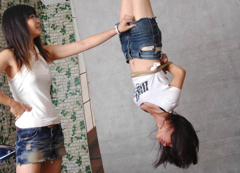 【縛りの技術】女性を吊るし上げる方法が良く分かる画像