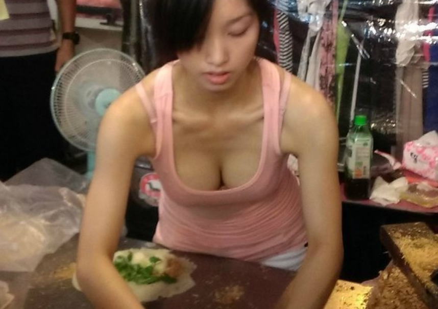 【台湾名物】飯作りながら胸チラしてくれる女が相当可愛い