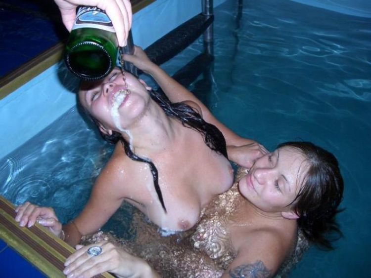 海外 エッチ プール パーティー 全裸 スイミング エロ画像