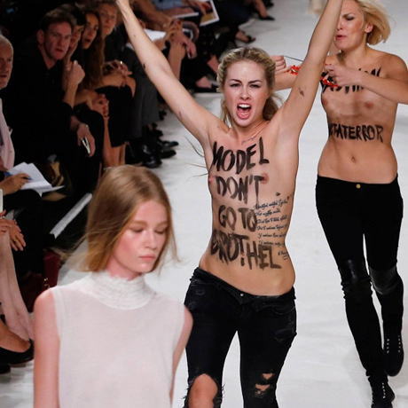 『オッパイ丸出しFEMENがパリのファッションショー乱入』
