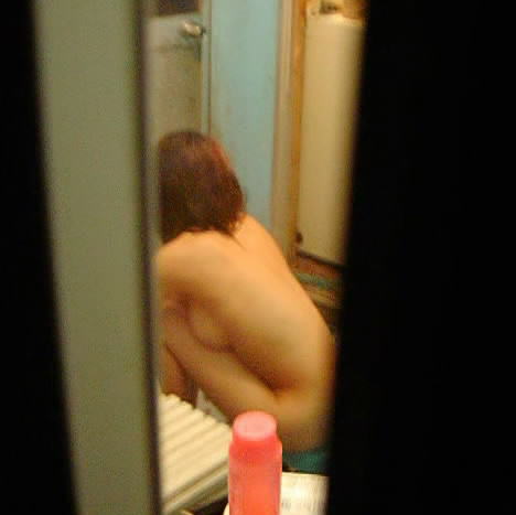 マンションの窓から盗撮っぽく撮影した素人の入浴や着替えｗｗｗｗ