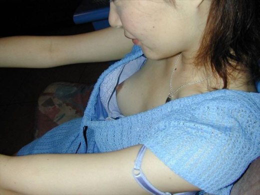 素人のおっぱいがぽろりしちゃってるｗｗｗ街中で谷間や乳首晒してるエロお姉さんの胸チラ画像