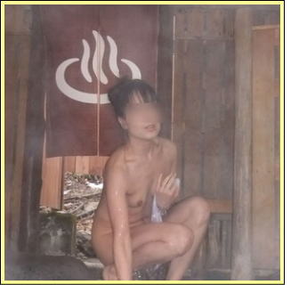 露天風呂で撮影された露出痴女の素人エロ画像