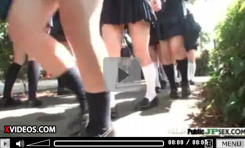 女子校生集団を盗撮した動画だけど白いエロゾーンが眩しい