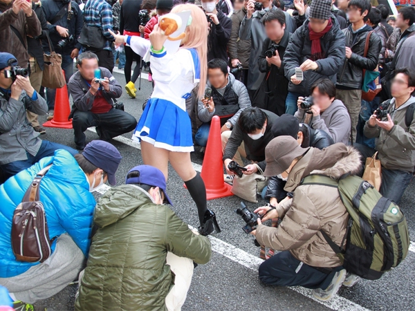 【恥の文化】世界よ！これが日本だ！パンツ見せてくれる人とソレを撮る人の画像