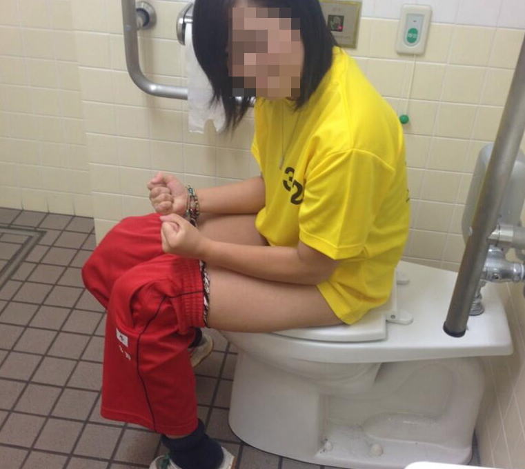【潜入撮影】素人女子がトイレで頑張ってる所にお邪魔したエロ画像