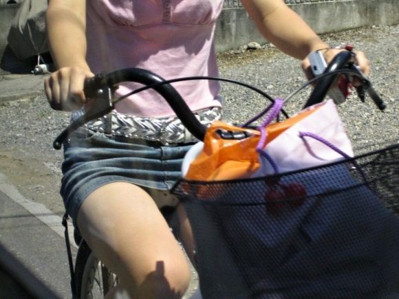 自転車乗ってるミニスカの子は絶対わざとパンツ見せている