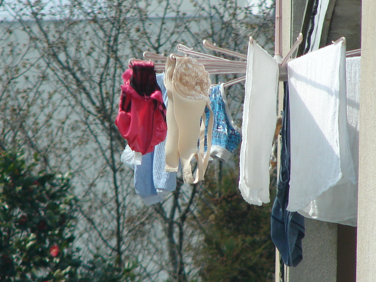 【洗濯物干し】女性の生活臭漂うベランダ盗撮エロ画像