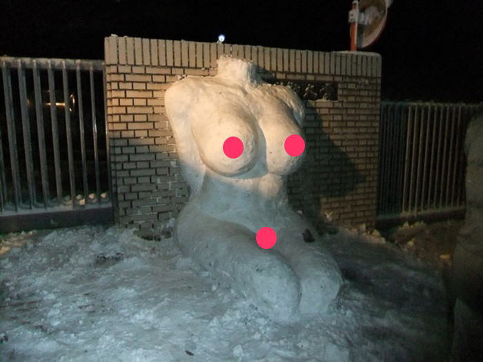 「誰だ！？雪でこんな卑猥なモノを造ったのは！」多分犯人は若者エロ画像【素敵な一枚】
