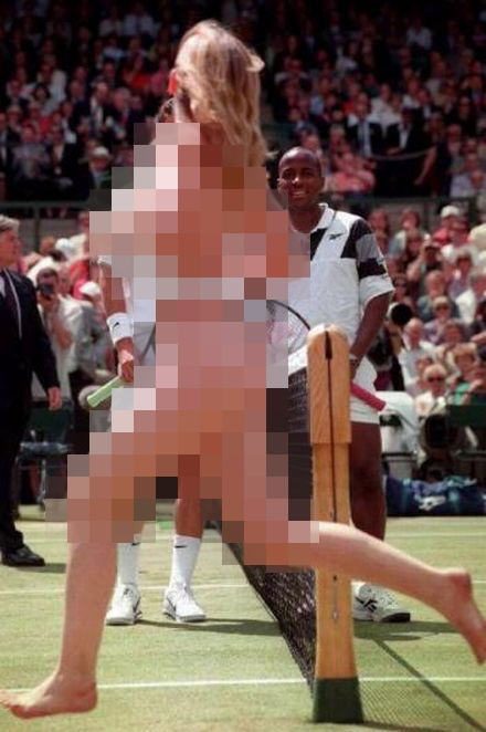 試合中のテニスコートをほぼ全裸の女性が駆け抜けるストリーキングエロ画像【素敵な一枚】