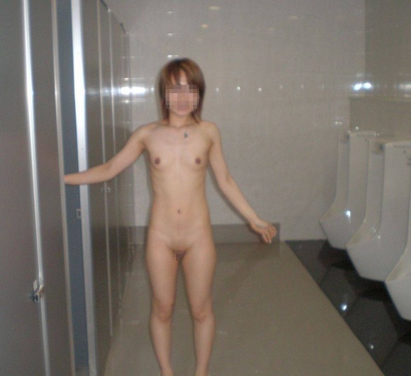 「露出女ってホント男子トイレが好きだすね！」っていう公衆便所のエロ画像