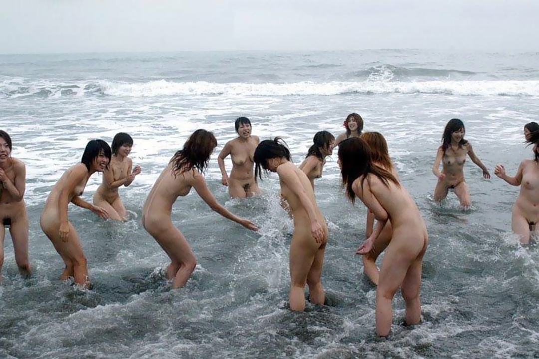 【裸いっぱい】全裸女性が大勢写っている団体エロ画像ください